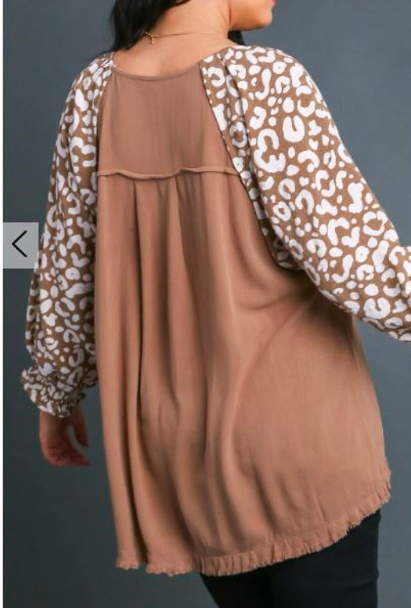 Lady - Umgee Linen blend round neck top with unfinished frayed hem & animal print sleeves