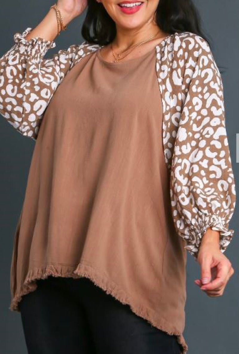 Lady - Umgee Linen blend round neck top with unfinished frayed hem & animal print sleeves
