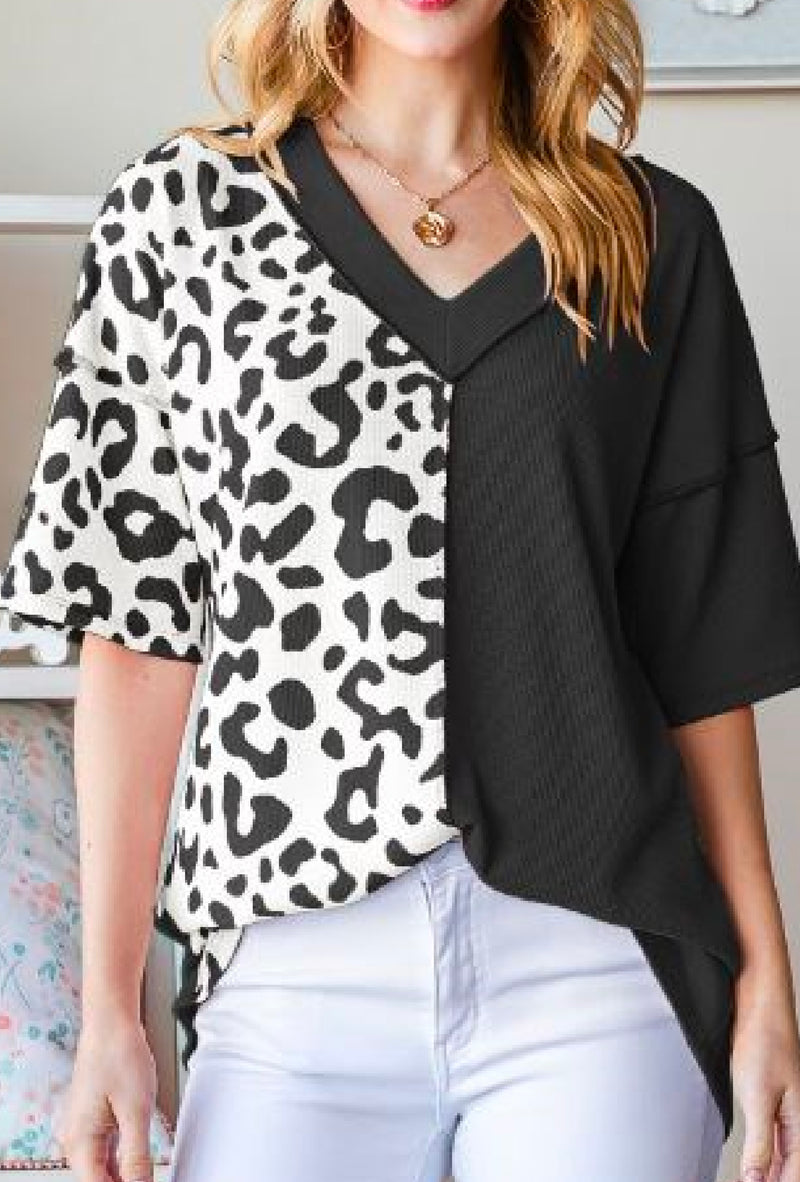 Rey - Short sleeve V-neck solid and animal print top with stitch detail