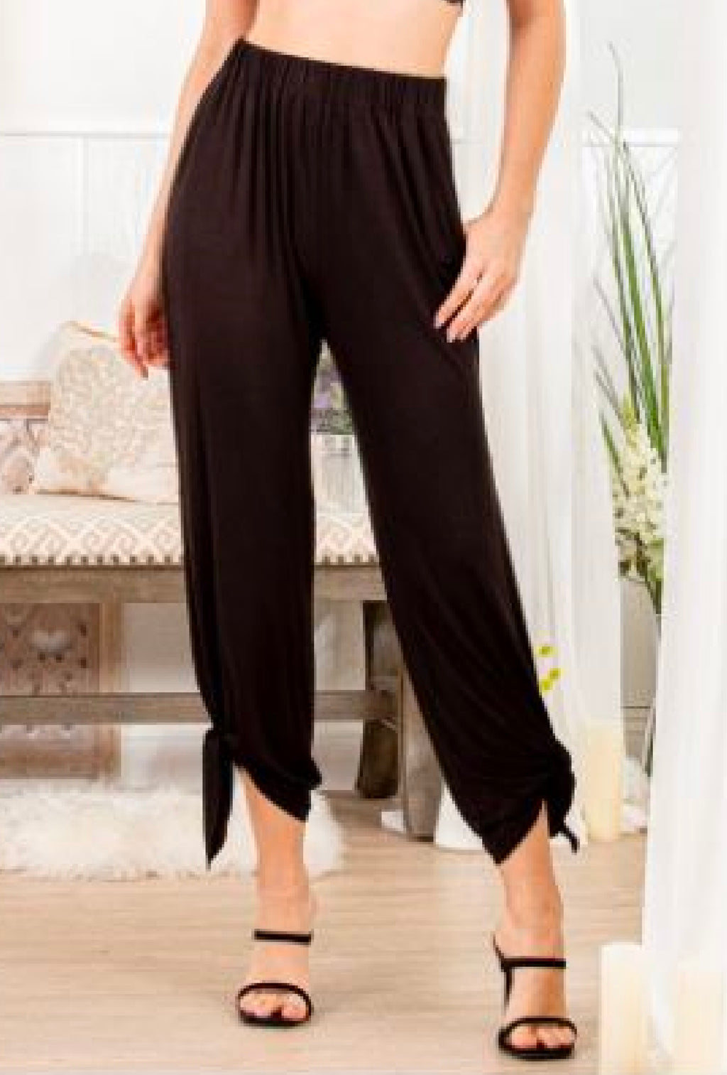 Ms Cruise - Solid cropped pants with waist band and side split detail -  Black